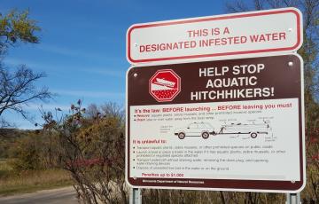 Designated Infested Waterway sign / photo: Steve Schultz