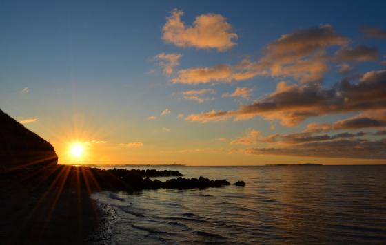 sunrise in winter over lake, photo: flickr.com/128502164@N07 CC